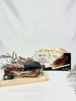 DOVANA Duroc veislės kiaulės kojos kumpio dalis(Jamon Grand Reserva) su stovu ir peiliu, supakuota dėžutėje. Brandintas 15 mėnesių. 925g